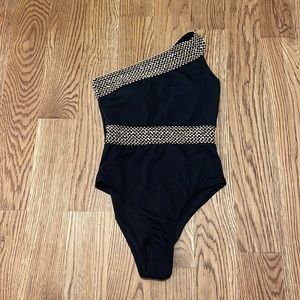 𝅺SHEIN one piece black w/gold accents. One shoulder. Size Medium. Never Worn